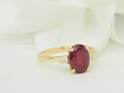 Bague Solitaire en or jaune, rubis et diamants