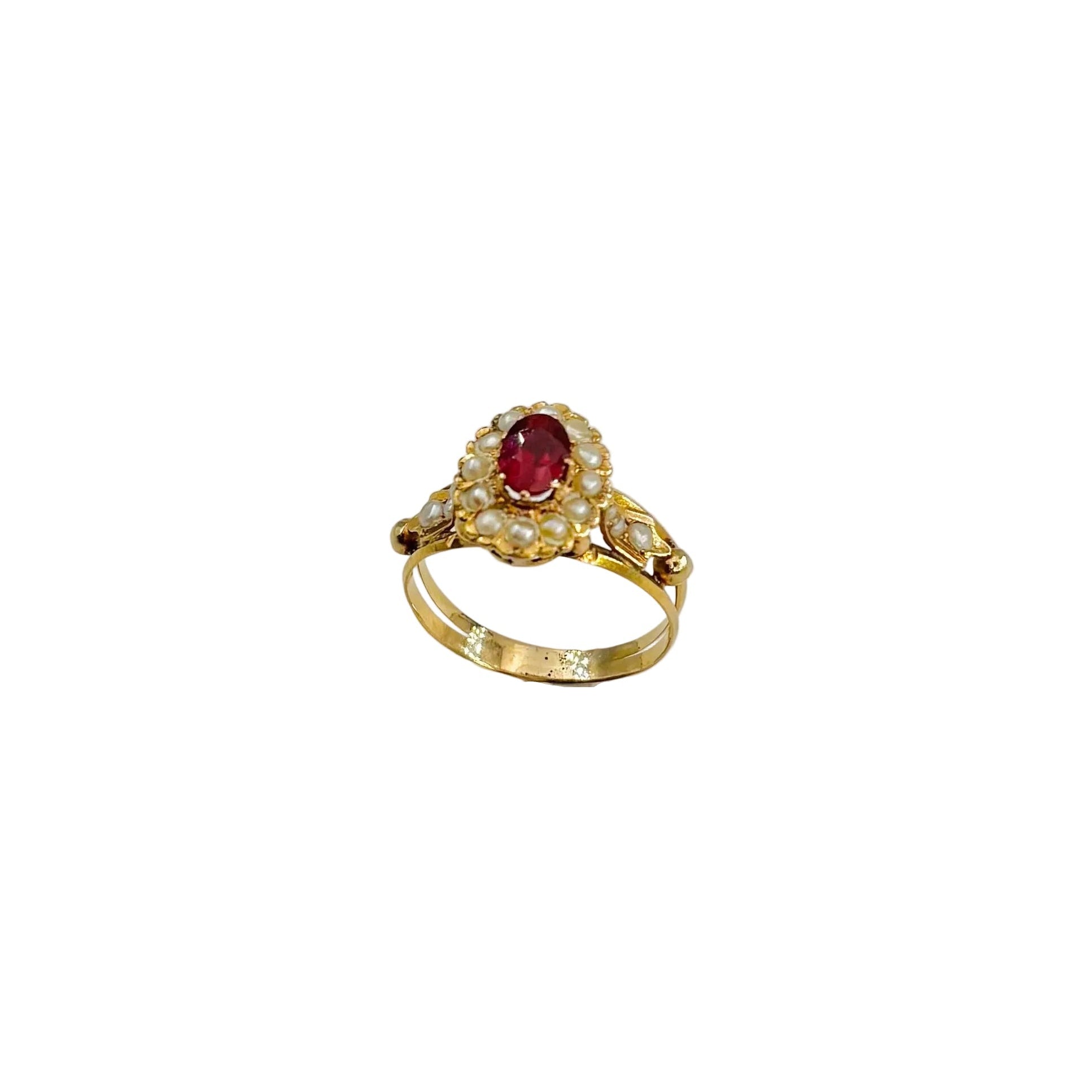 Napoleon III ring in yellow gold, with a doublet garnet and pearls