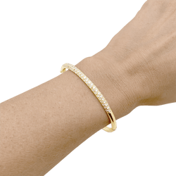 Bracelet jonc en or jaune et diamants.