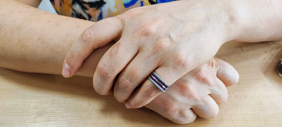 Bague Bandeau en or blanc, rubis et diamants