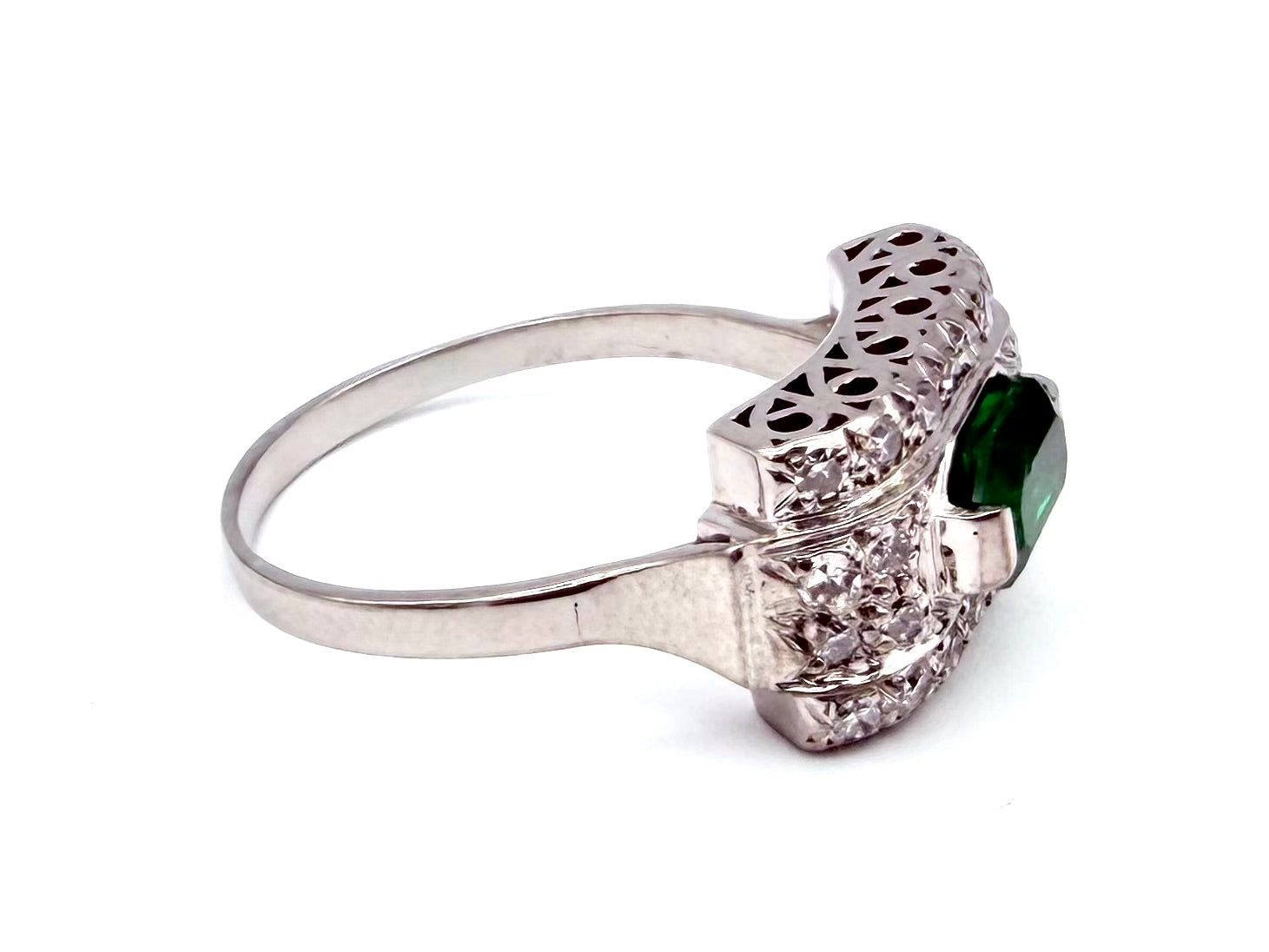 Art Deco ring in gold, platinum, emerald, and diamonds