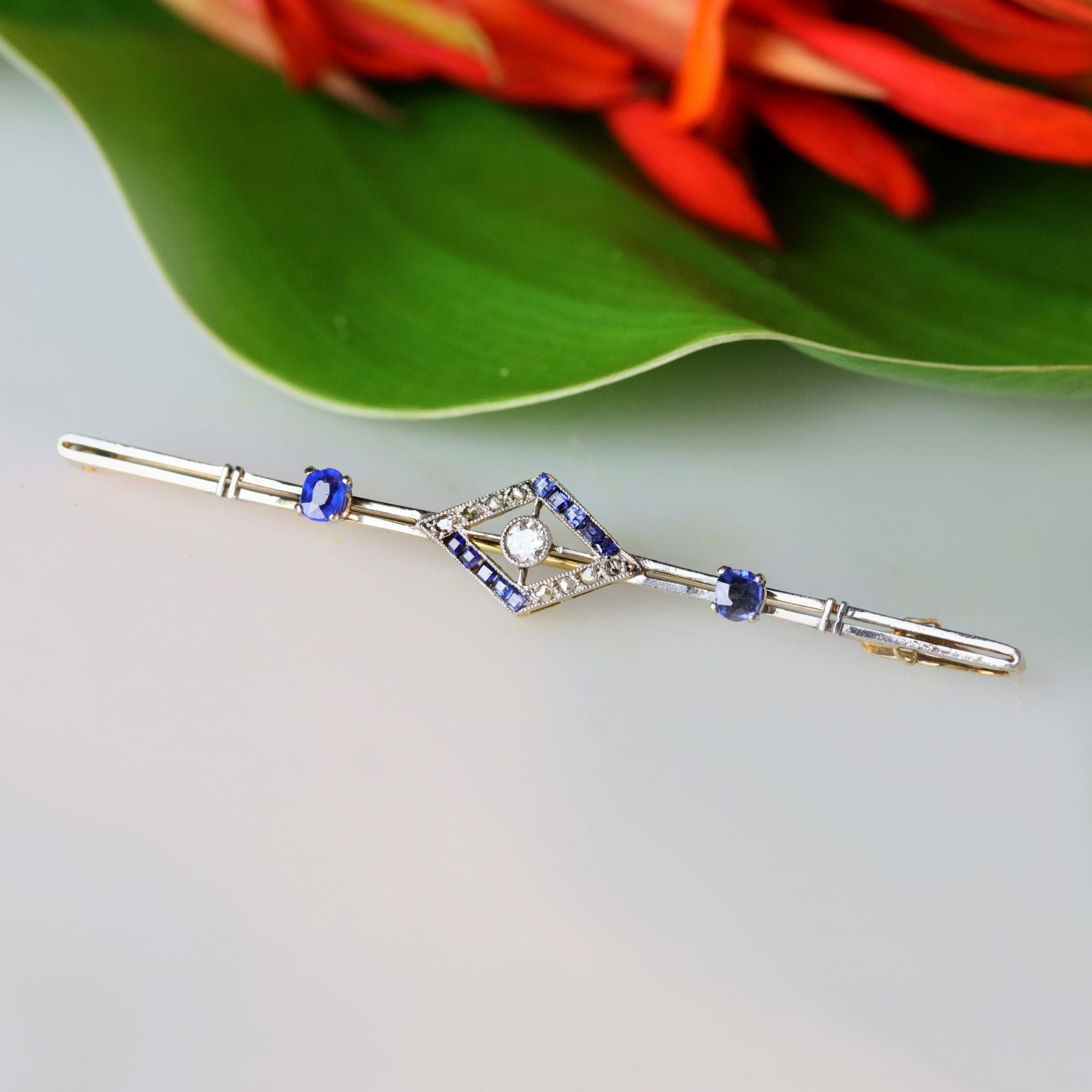 Broche Barrette en or jaune, platine, saphirs et diamants