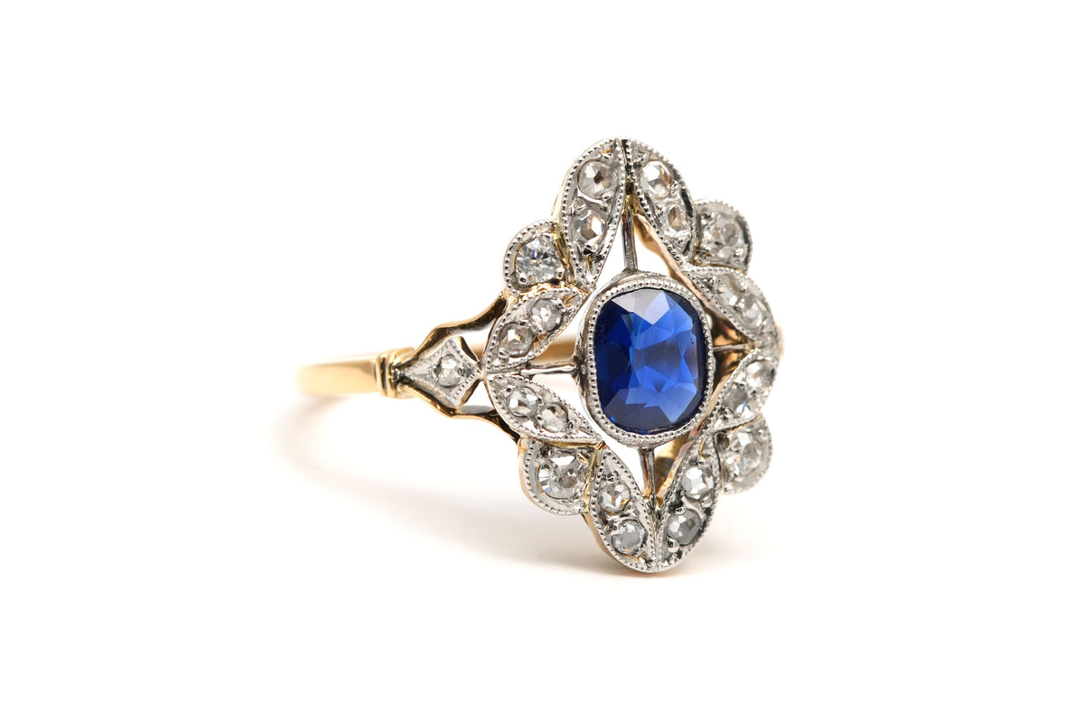 "Entourage" Ring in yellow gold, sapphire, and diamonds