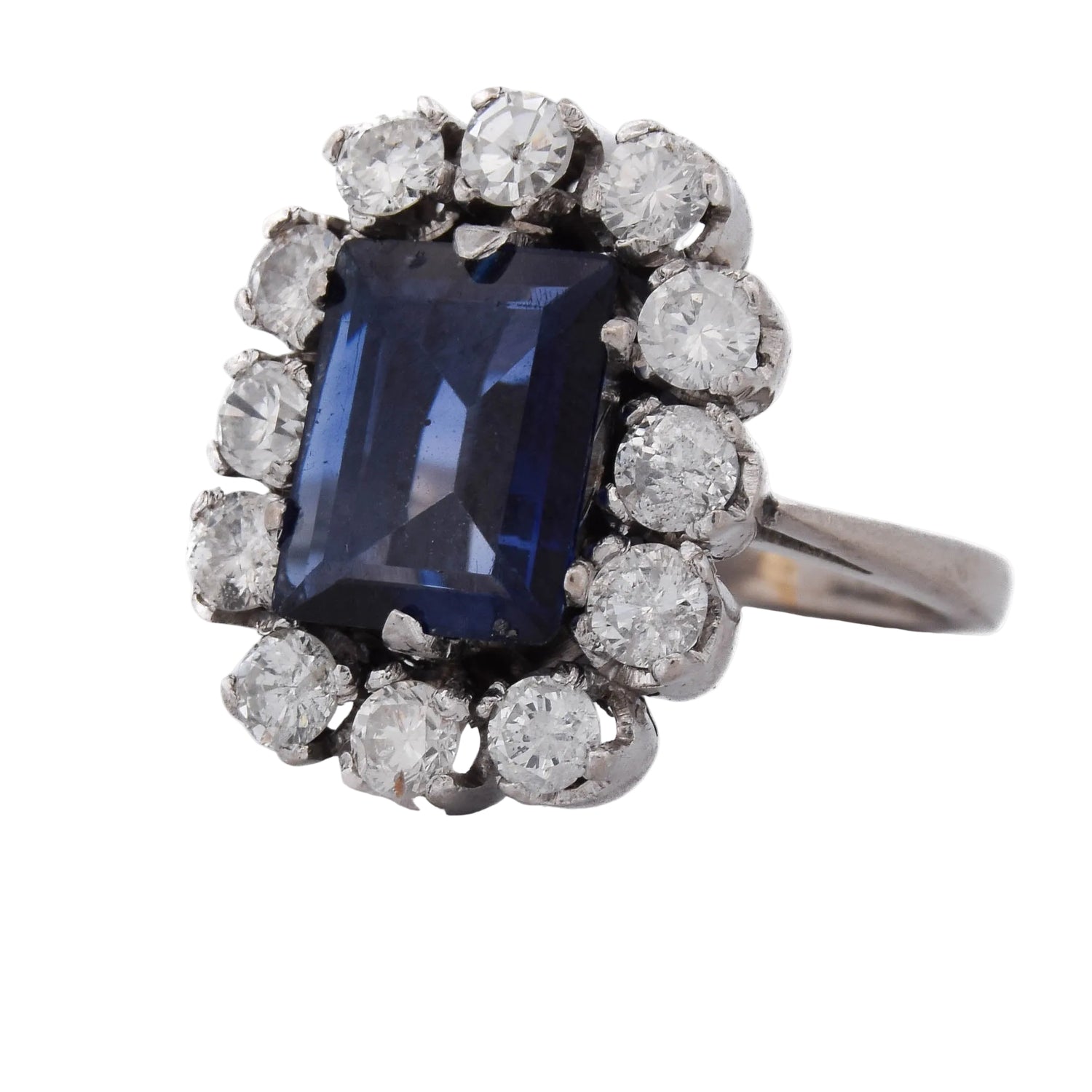 Entourage Ring in white gold, sapphire, and diamonds