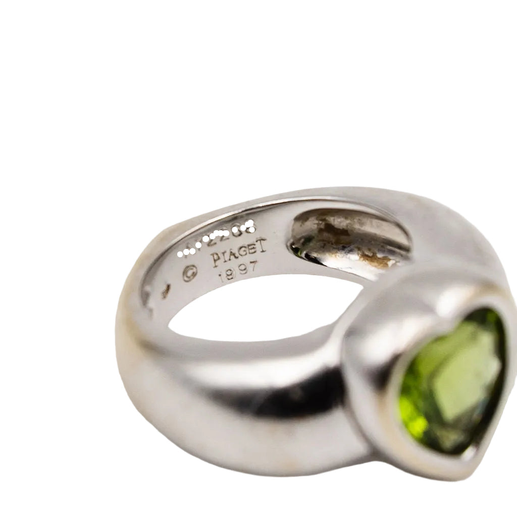 Bague Jonc PIAGET "Coeur" en or blanc et péridot