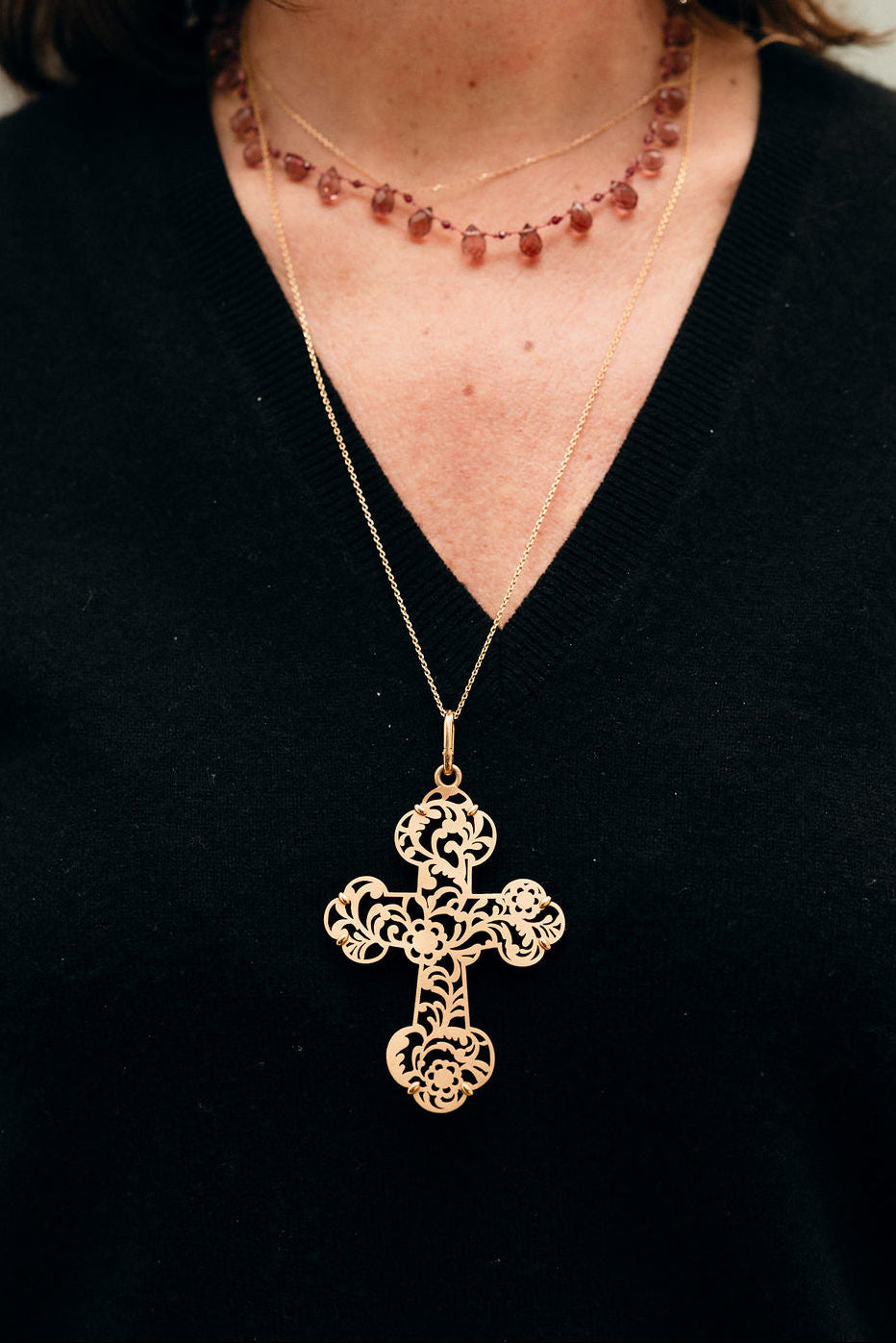 Pendentif POMELLATO Victoria croix en or rose et jais