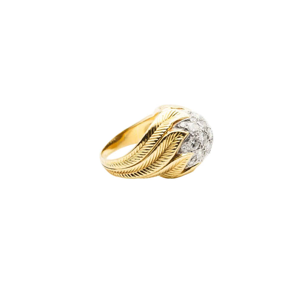 Ring dome in yellow gold and diamonds.