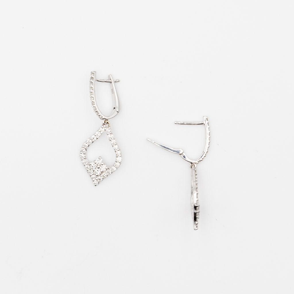 Earrings in white gold and diamonds.