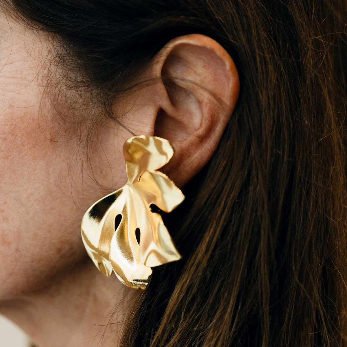 JAR "Fig Leaf" clip-on earrings in aluminum and yellow gold