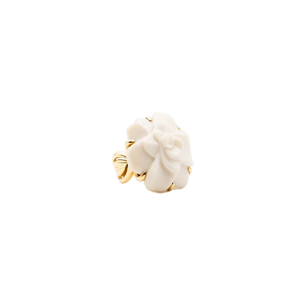 Ring CHANEL Camellia in yellow gold and agate