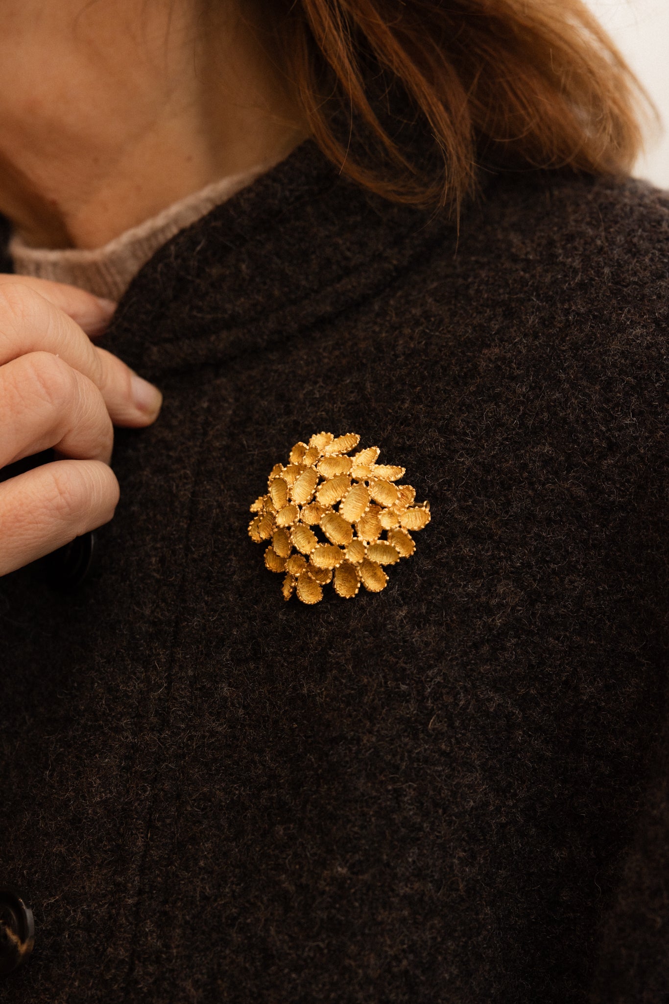 Brooch flower pendant in yellow gold