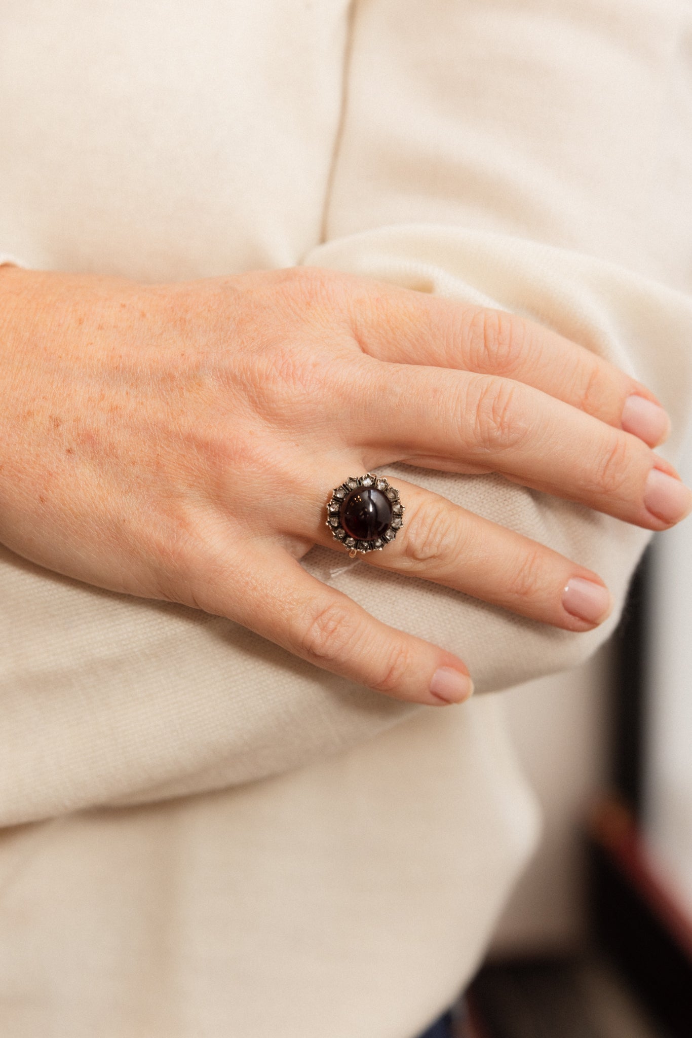 Ring daisy in yellow gold, silver, garnet and diamonds