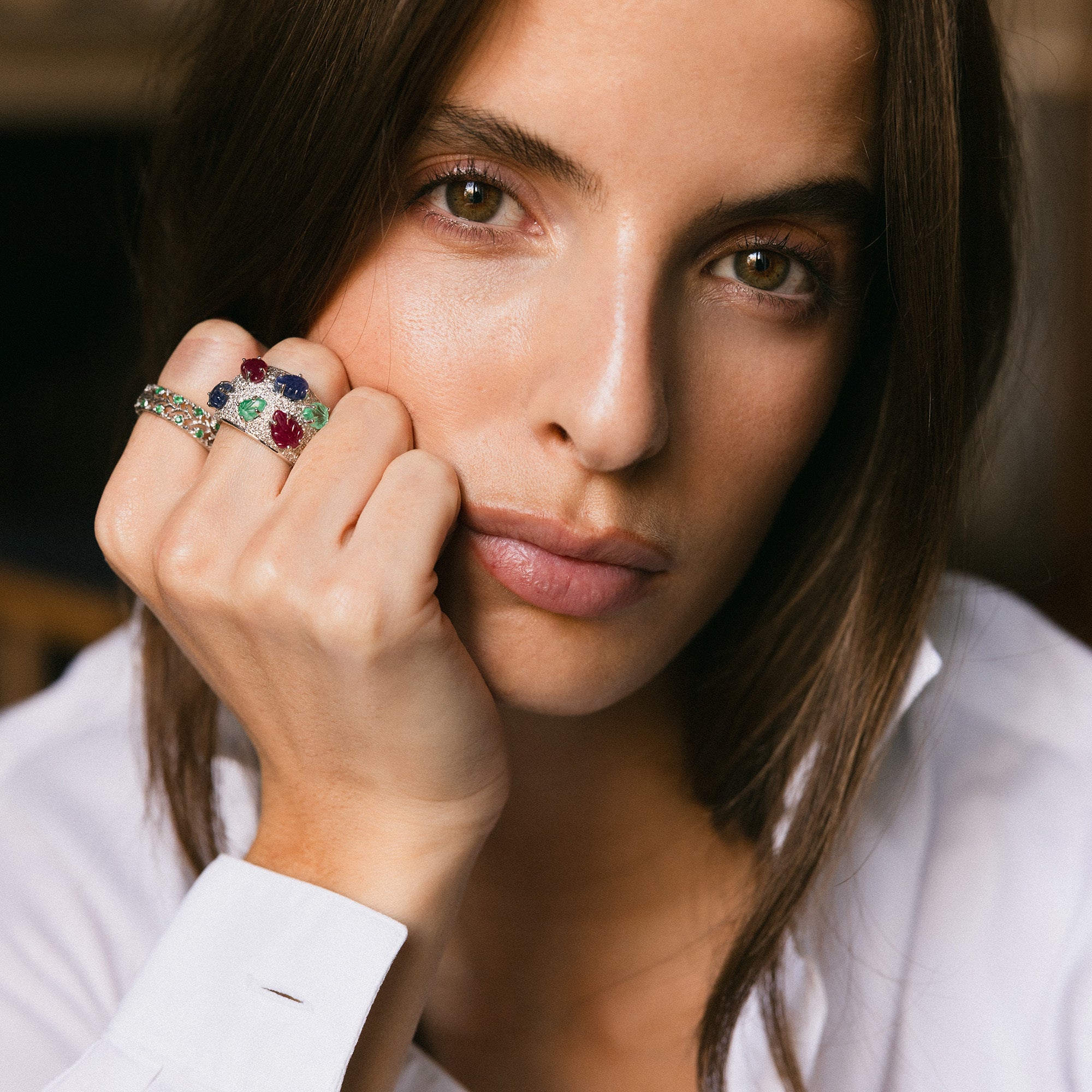 Bague Bandeau BUCCELLATI "Éternelle" en or blanc, rubis et émeraudes