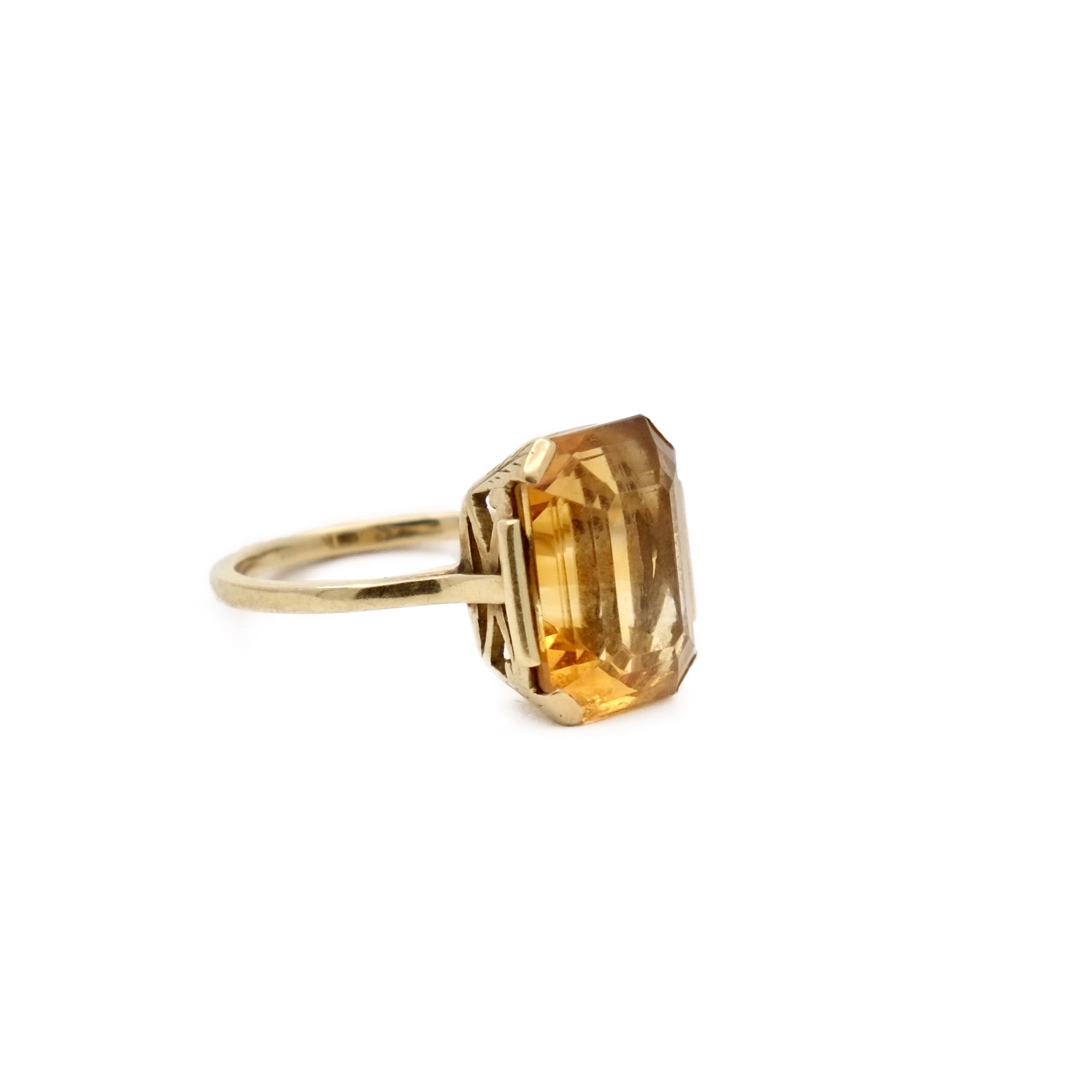 Ring citrine with cut sides