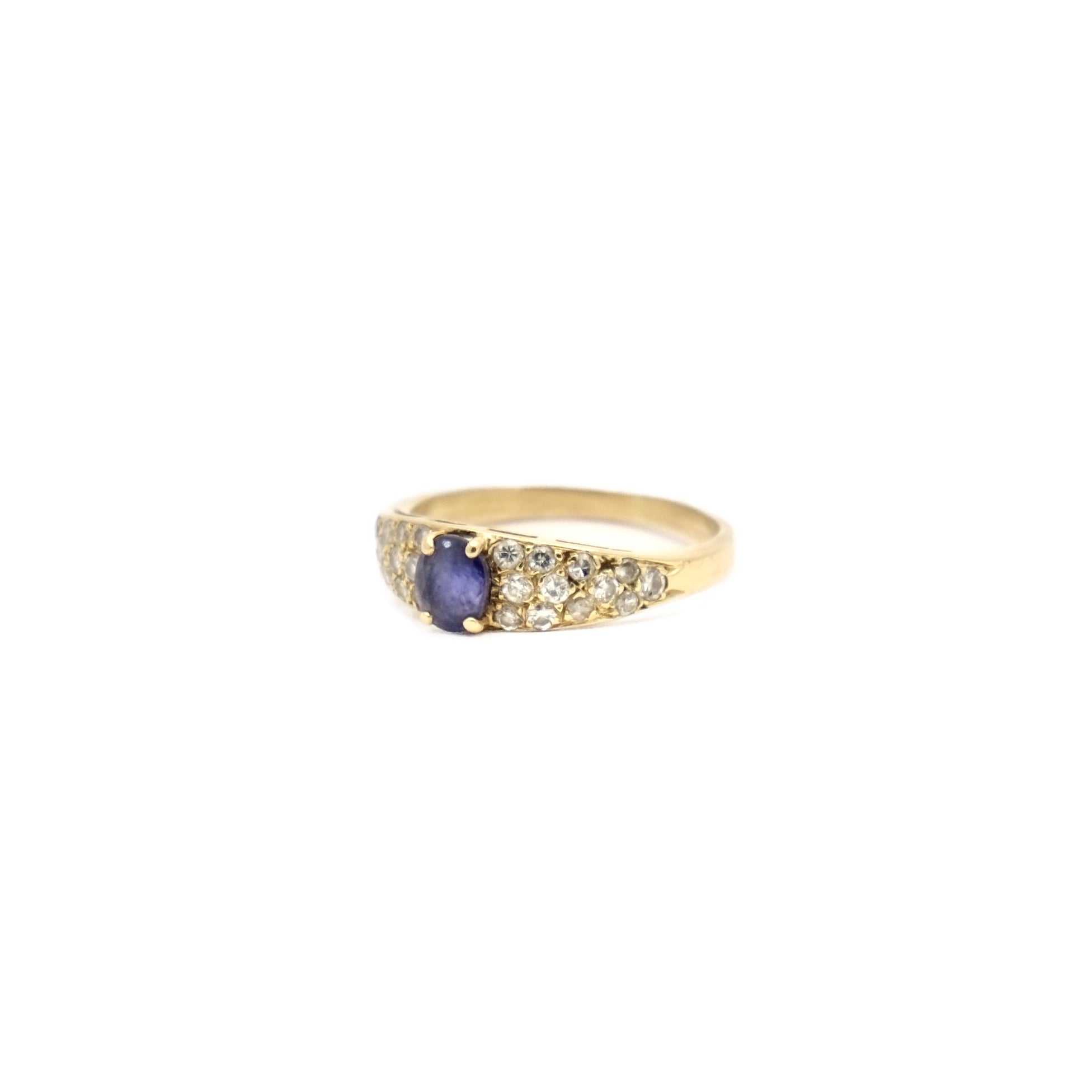 Ring sapphire and diamonds