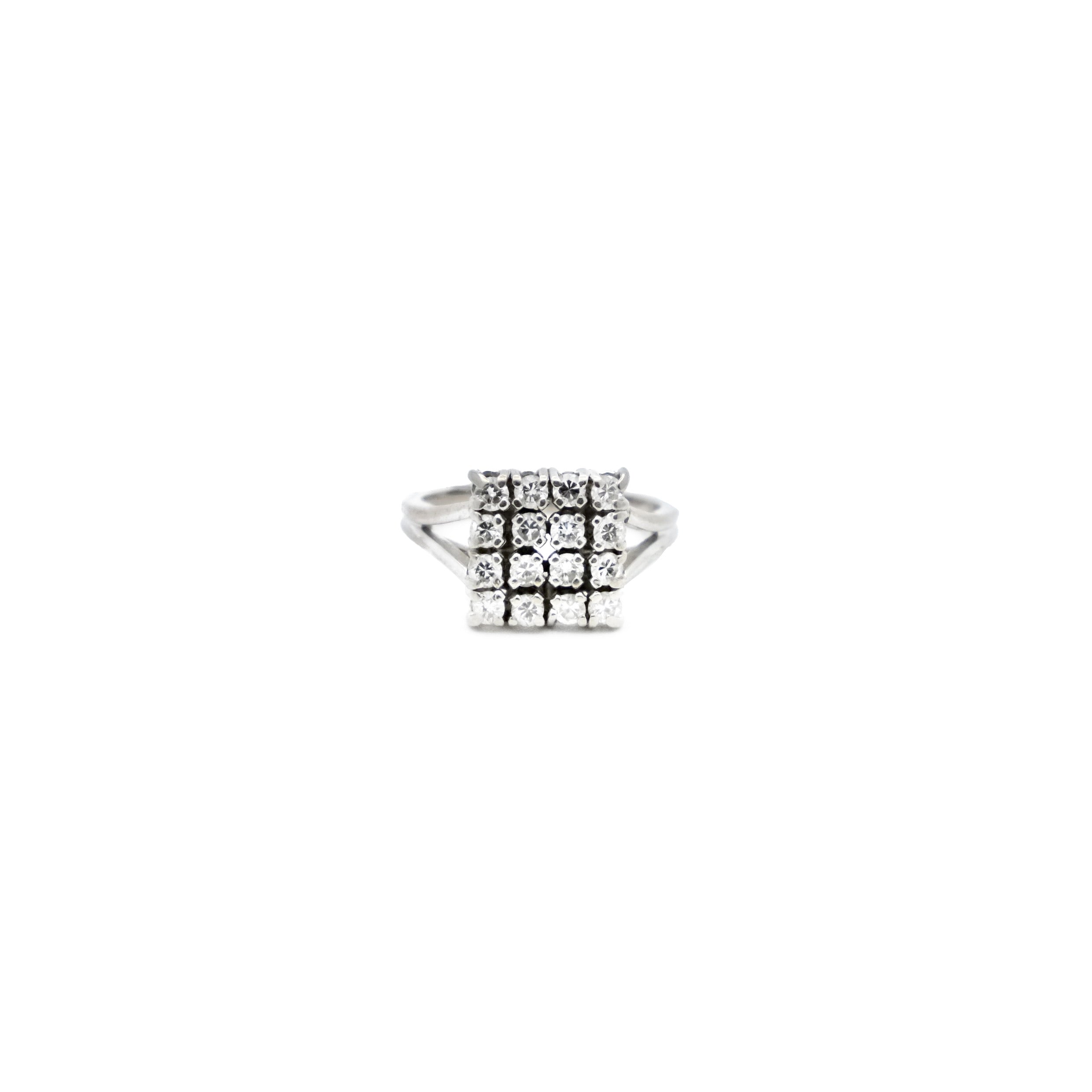 Ring square paving diamonds