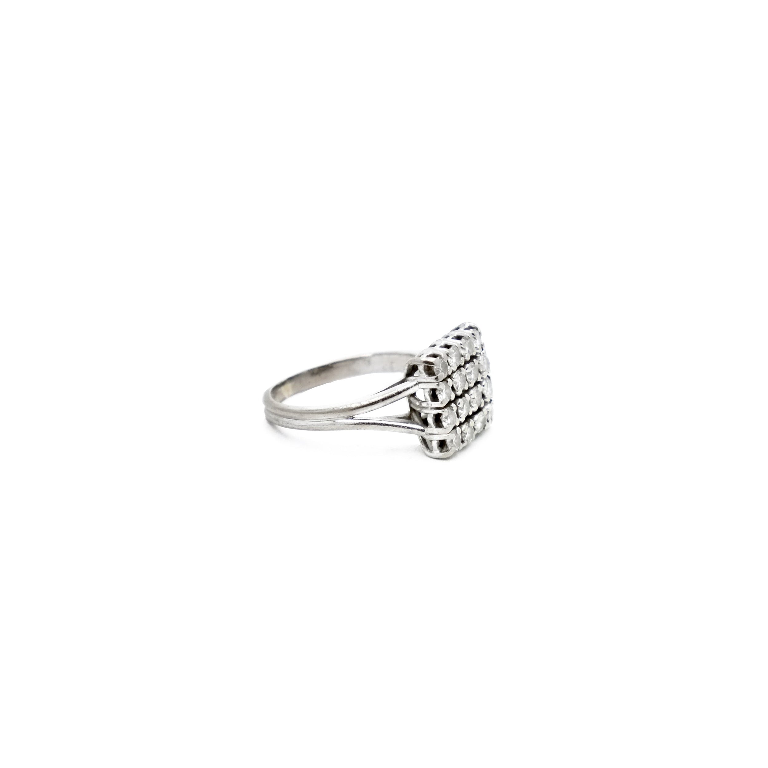 Ring square paving diamonds