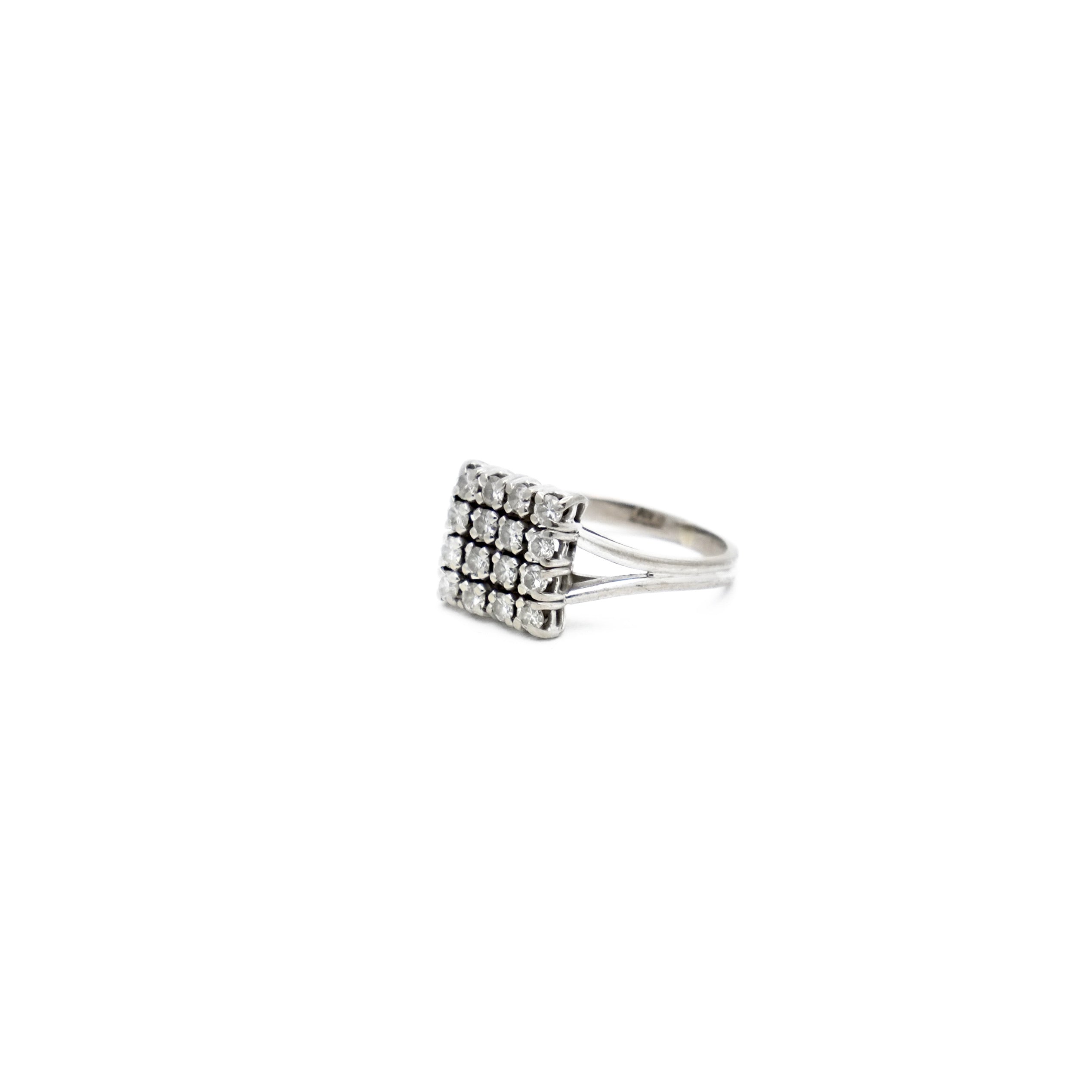 Ring square paving diamonds