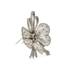 Broche fleur dentelée