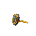 Bague en or jaune, pierre bleue et diamants