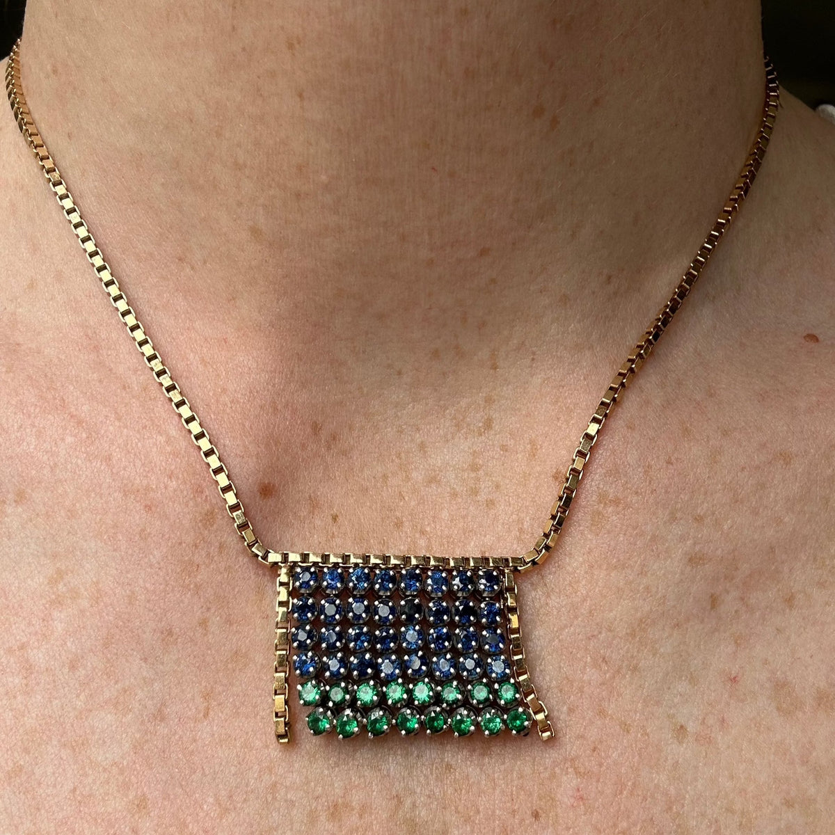 Necklace with emerald and sapphire bangs