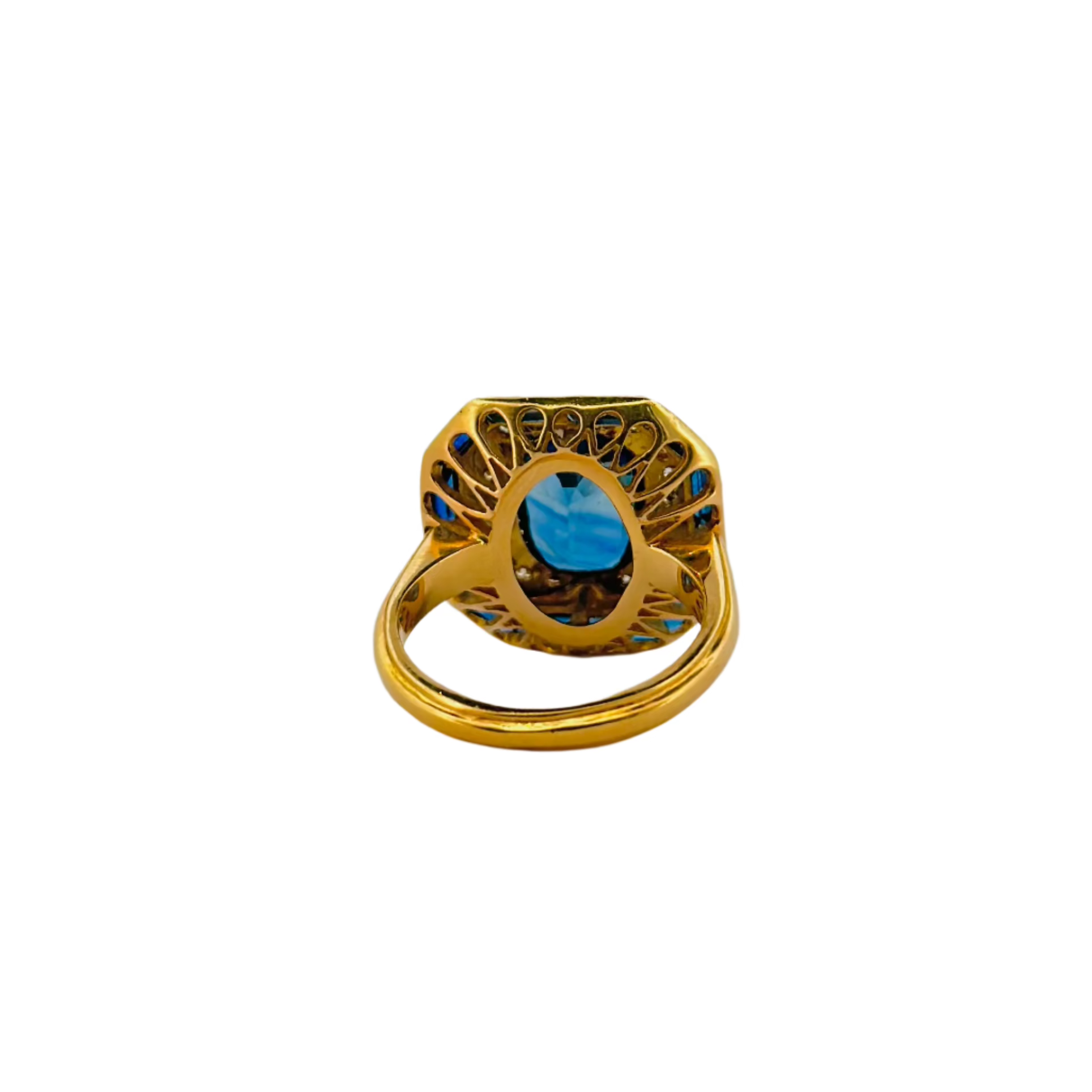 Bague en or jaune, pierre bleue et diamants