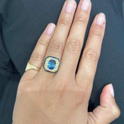 Bague en or jaune, pierre bleue et diamants