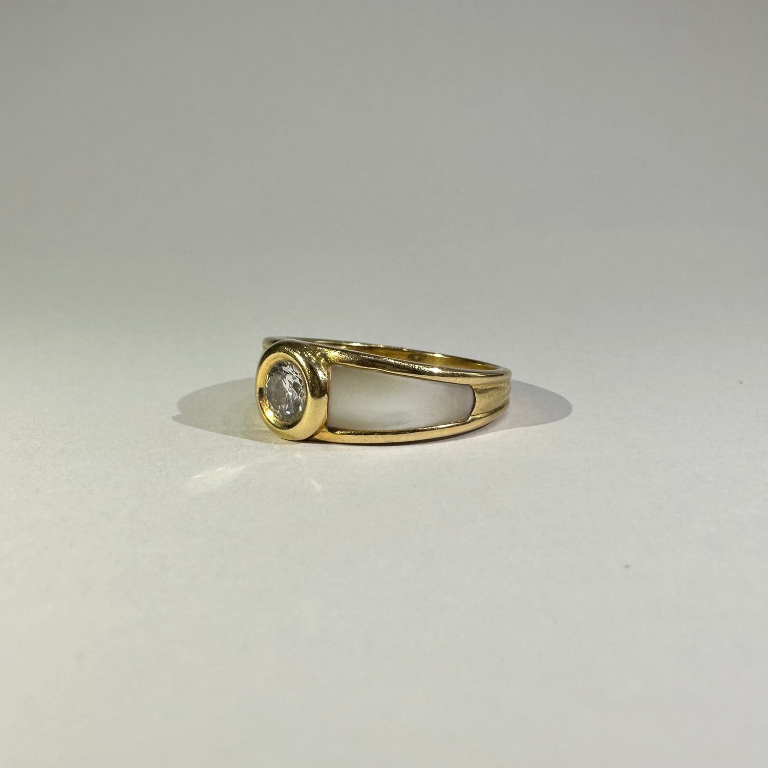 MAUBOUSSIN “Nadia” bangle ring in yellow gold, mother-of-pearl and diamond