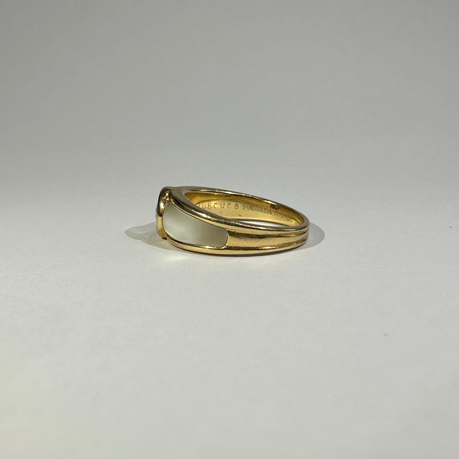 MAUBOUSSIN “Nadia” bangle ring in yellow gold, mother-of-pearl and diamond