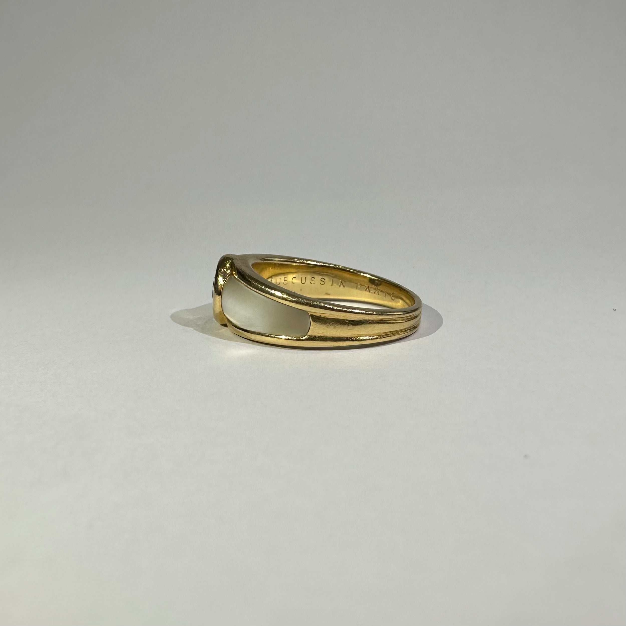 Bague Jonc MAUBOUSSIN "Nadia" en or jaune, nacre et diamant