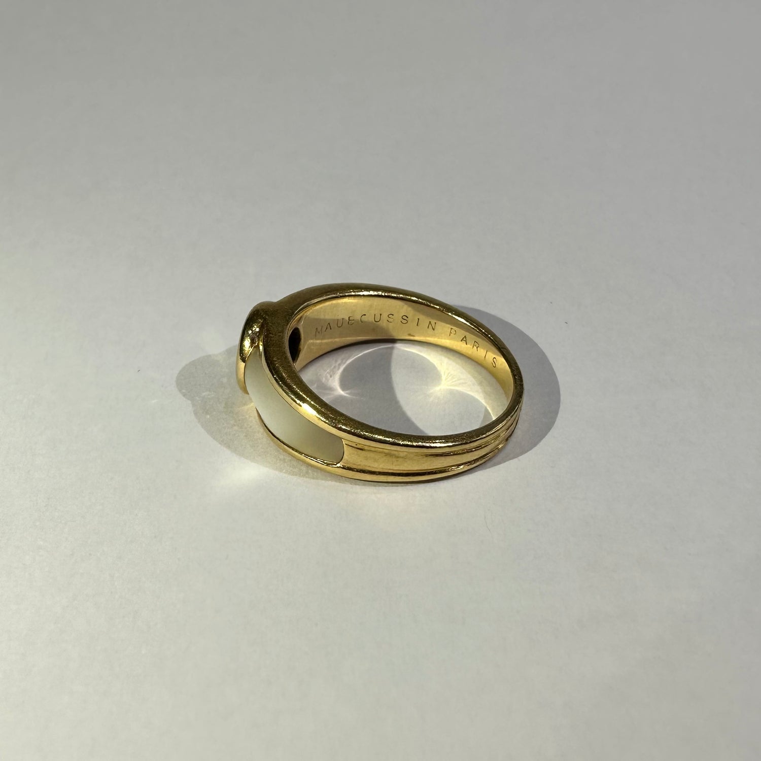 MAUBOUSSIN “Nadia” bangle ring in yellow gold, mother-of-pearl and diamond