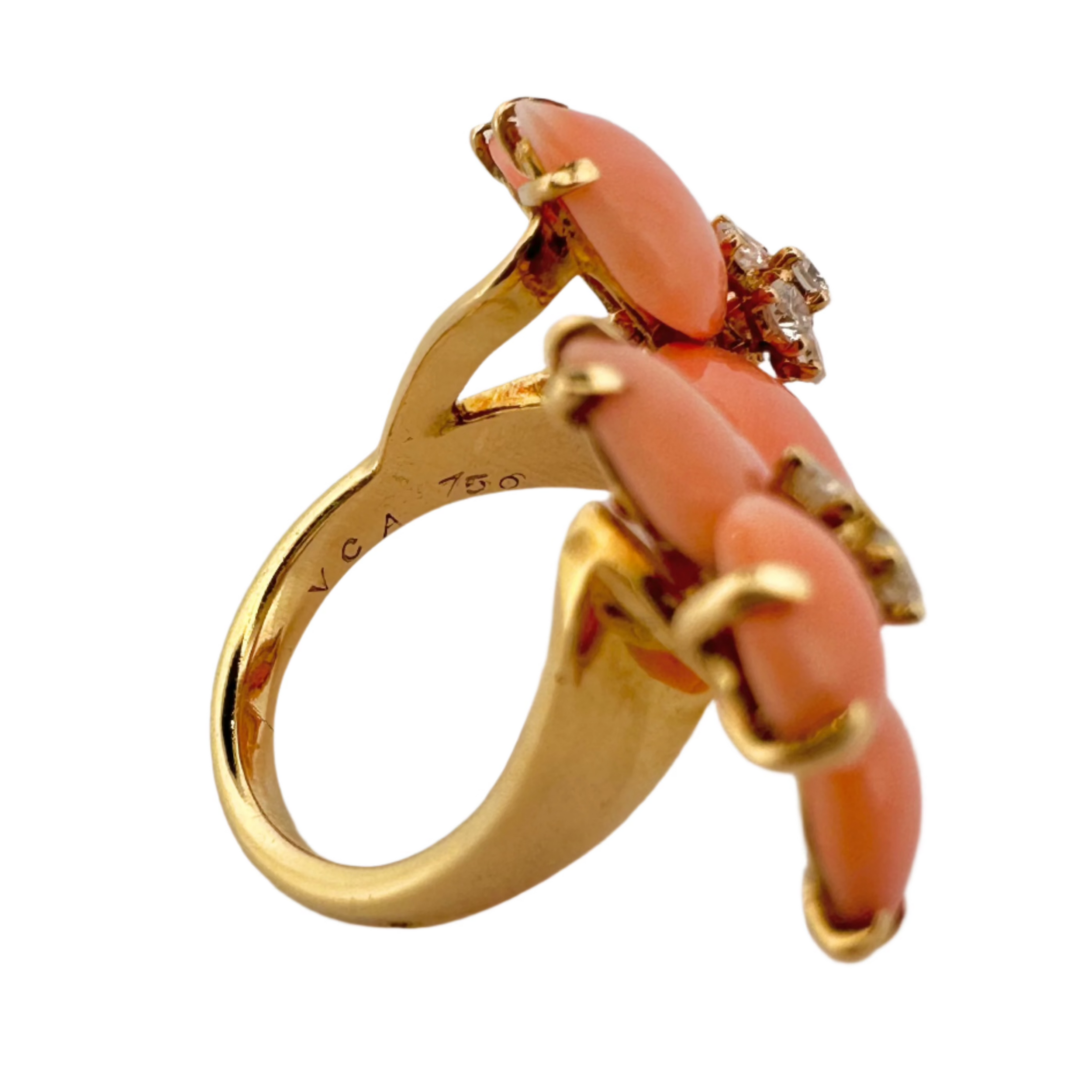 Bague VAN CLEEF & ARPELS Rose de Noël en or jaune, corail et diamants