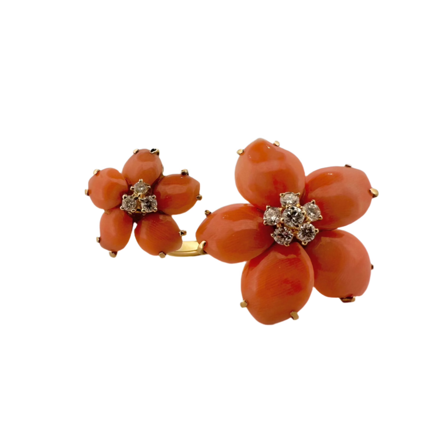 VAN CLEEF & ARPELS “Rose de Noël” ring in yellow gold, coral and diamonds