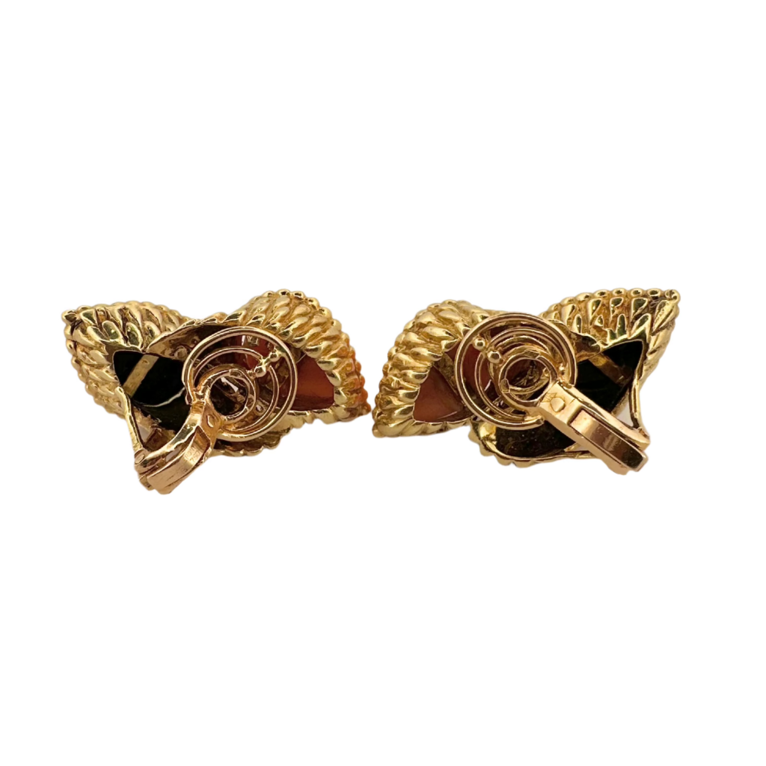 Boucle d'oreilles BOUCHERON Serpent Bohème en or jaune, onyx et corail