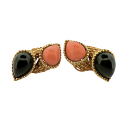 Boucle d'oreilles BOUCHERON Serpent Bohème en or jaune, onyx et corail