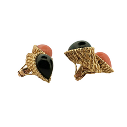 Boucle d'oreilles BOUCHERON Serpent Bohème en or jaune, onyx et corail