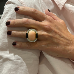 Bague Cocktail DAVID WEBB en or jaune, corail, onyx et diamants