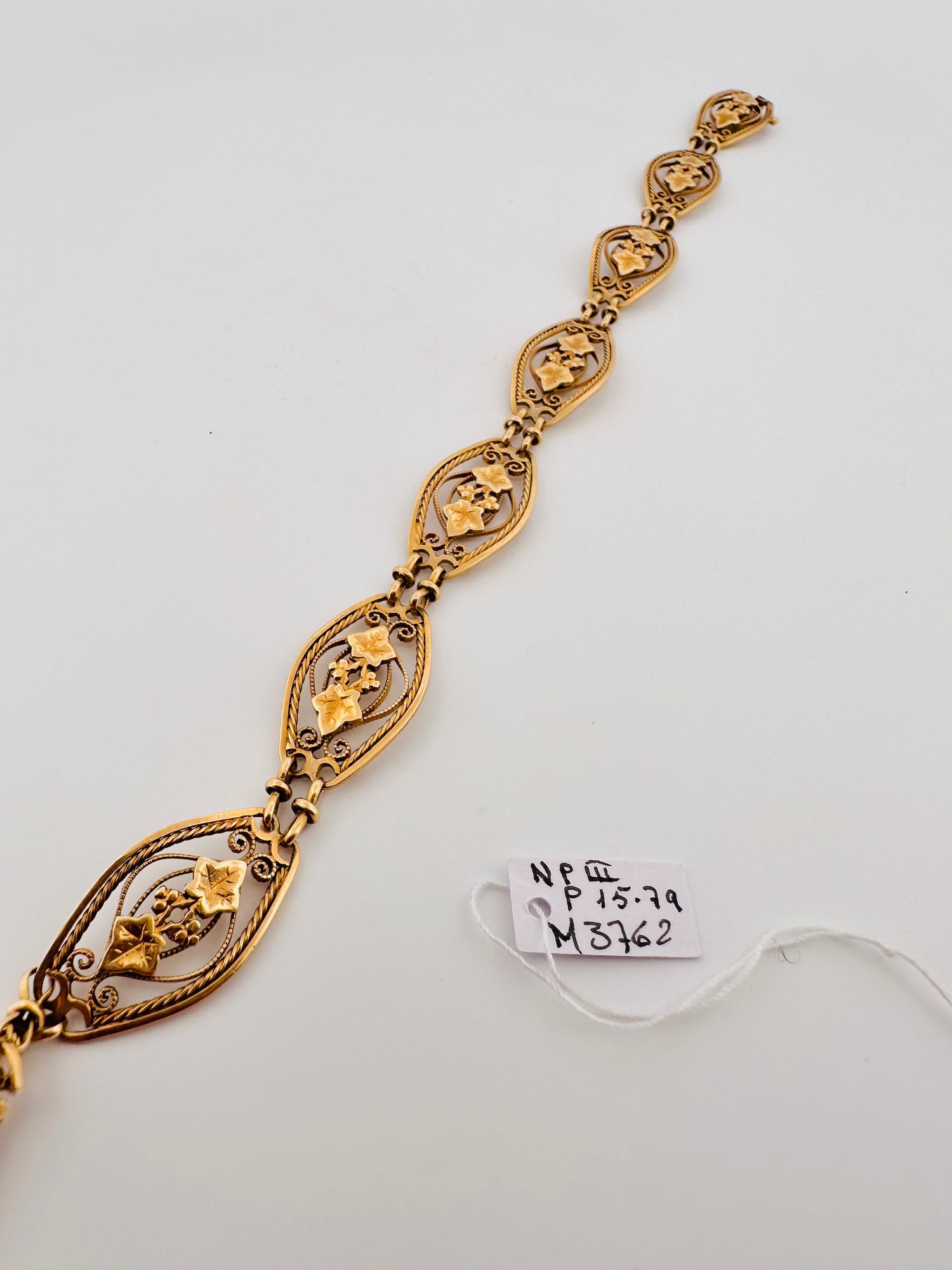 Yellow gold bracelet with links decorated with foliage