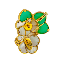 Broche VAN CLEEF & ARPELS Fleurs en or jaune, nacre, chrysoprase et diamants