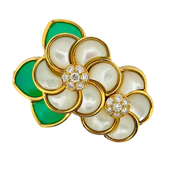 Broche VAN CLEEF & ARPELS Fleurs en or jaune, nacre, chrysoprase et diamants