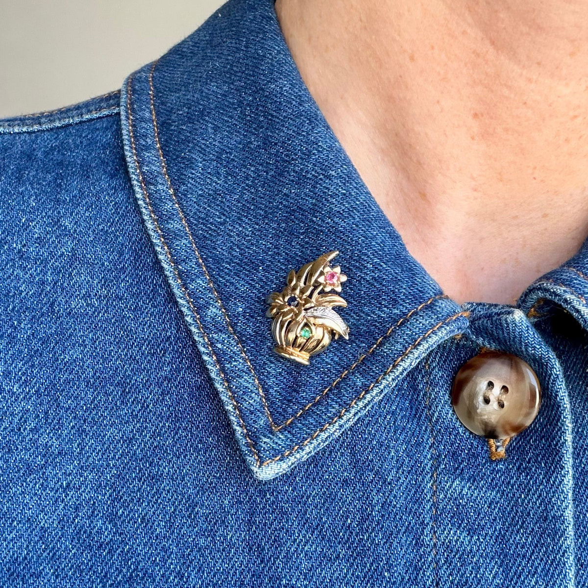 Broche panier fleuri