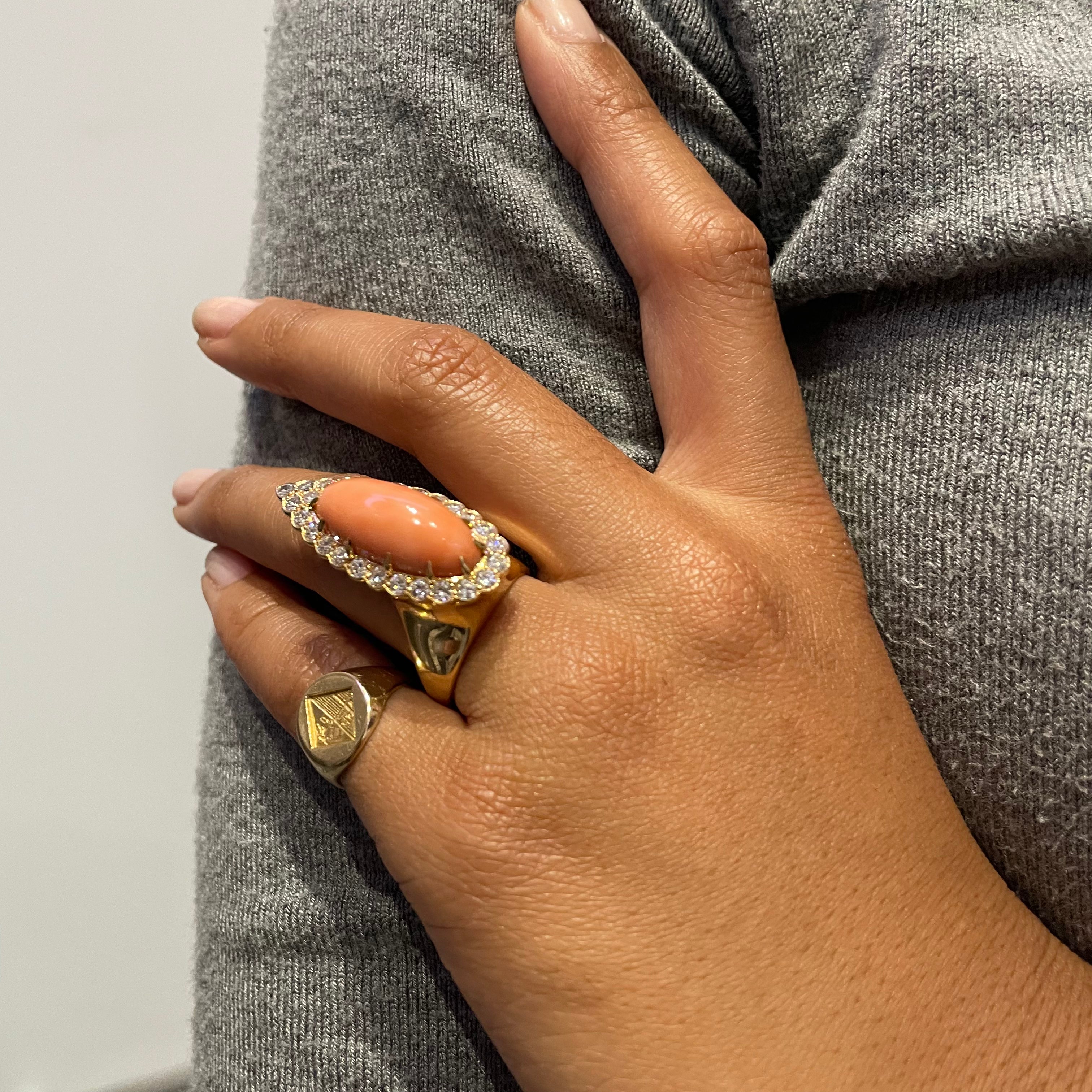 Bague VAN CLEEF & ARPELS en or jaune et corail - Castafiore