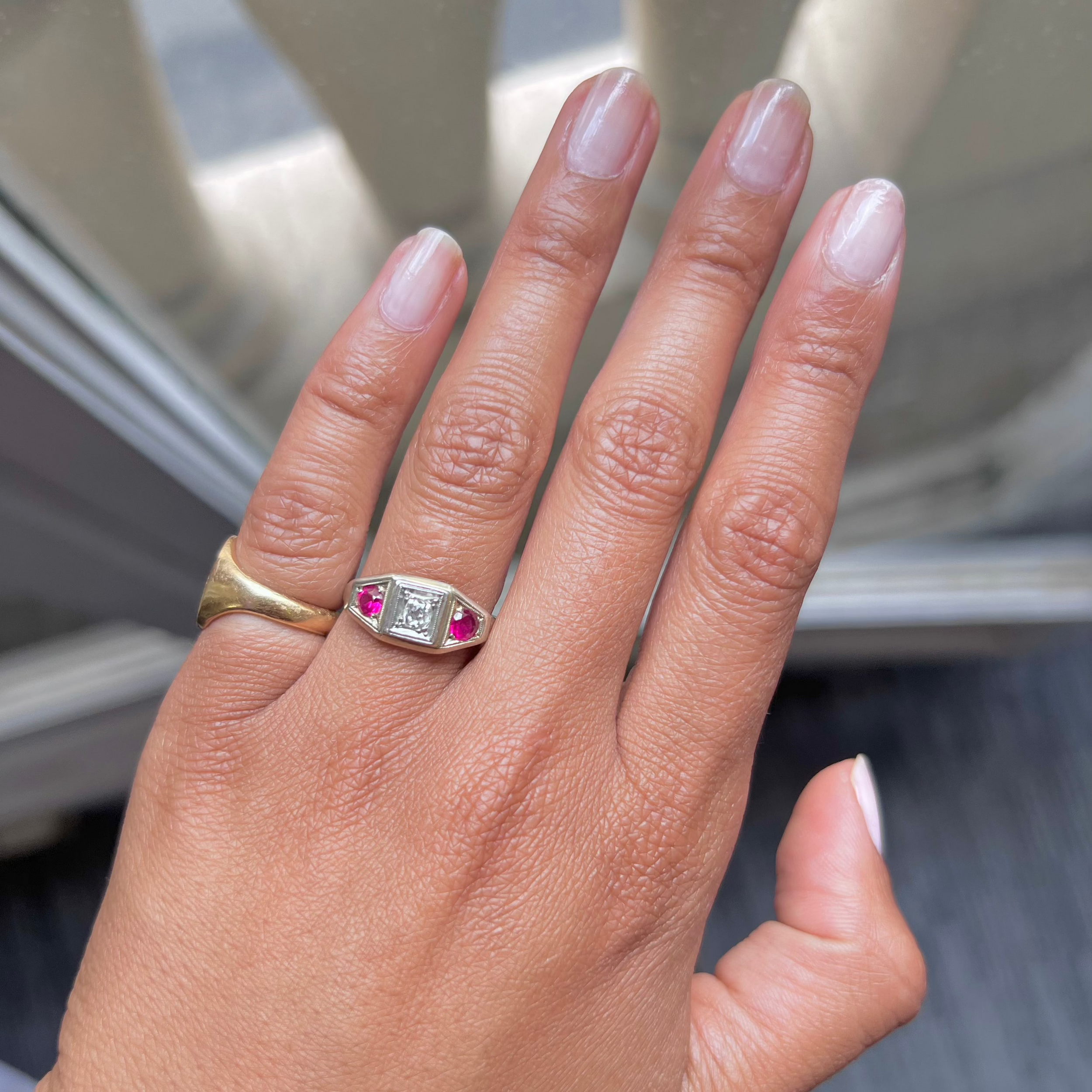 Bague Jarretière en or blanc, platine, rubis et diamants