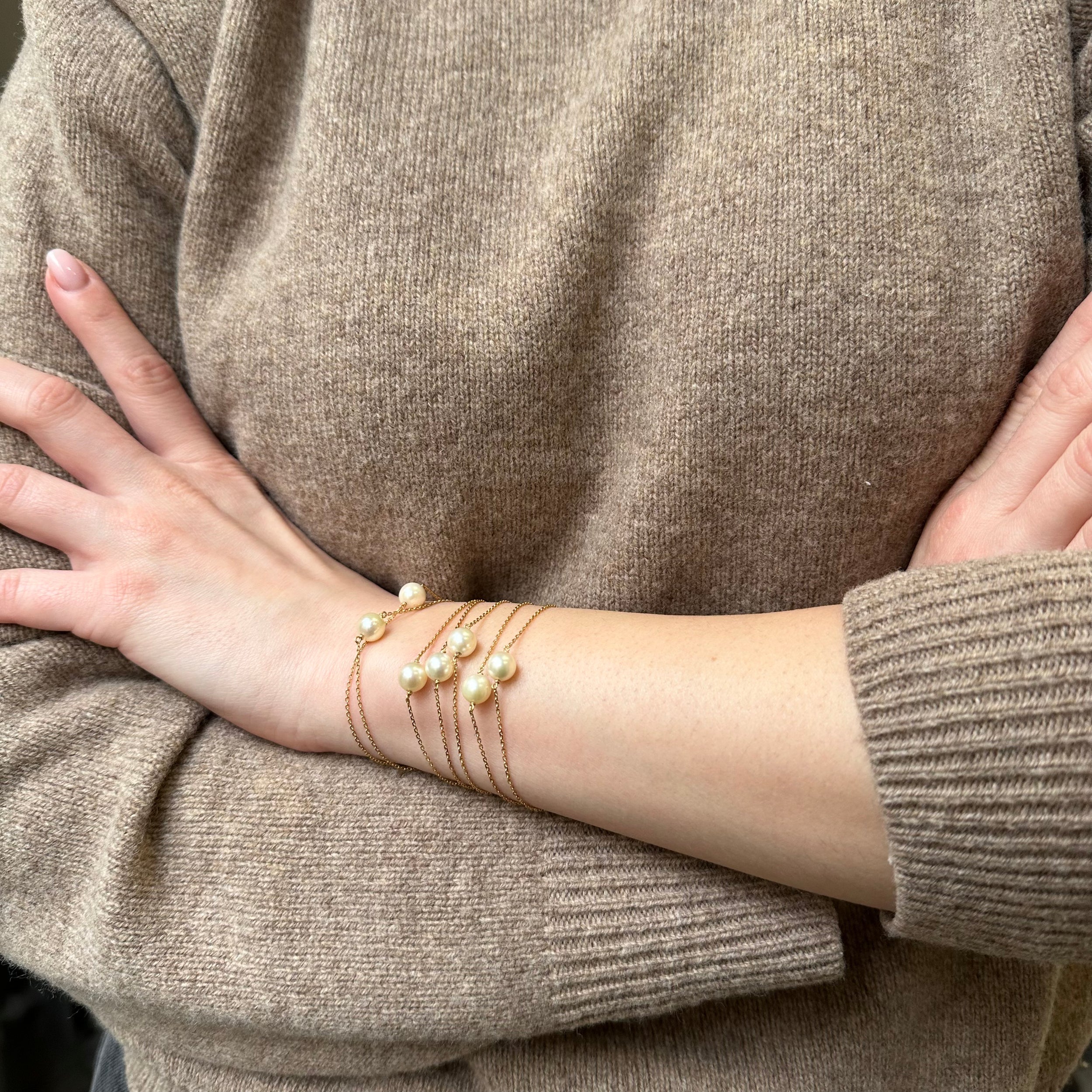 Set of 7 yellow gold and pearl bracelets