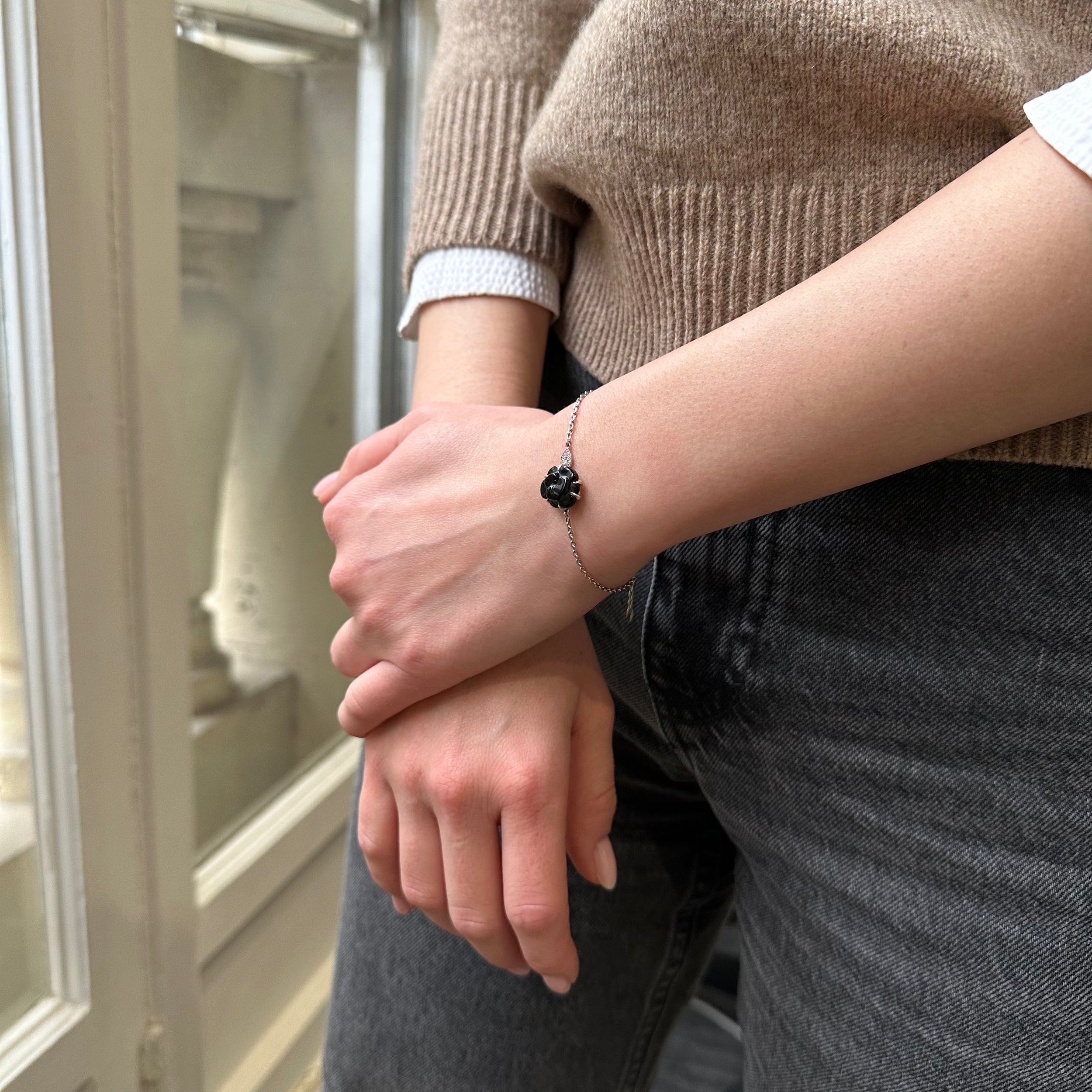 Bracelet CHANEL Camélia en or blanc, onyx et diamants