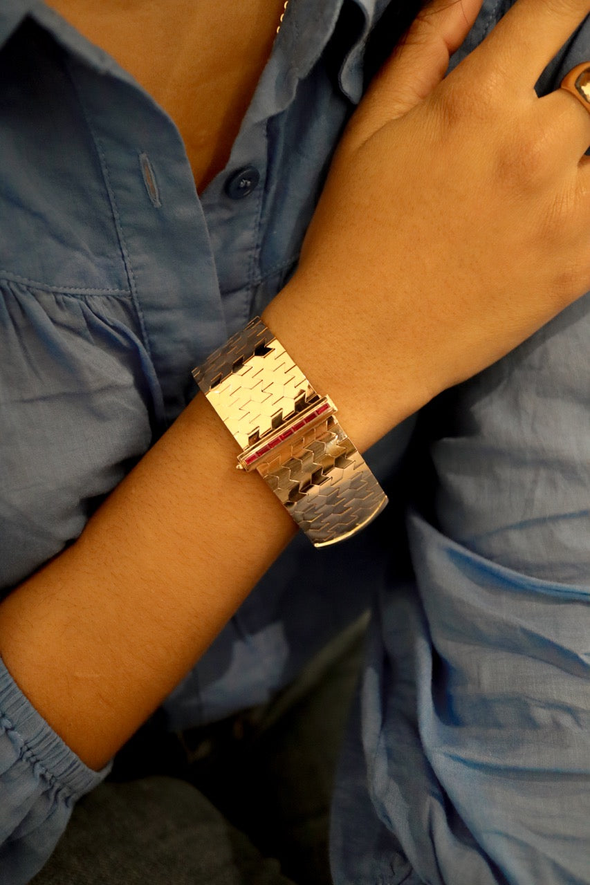 Belt bracelet in yellow gold and ruby
