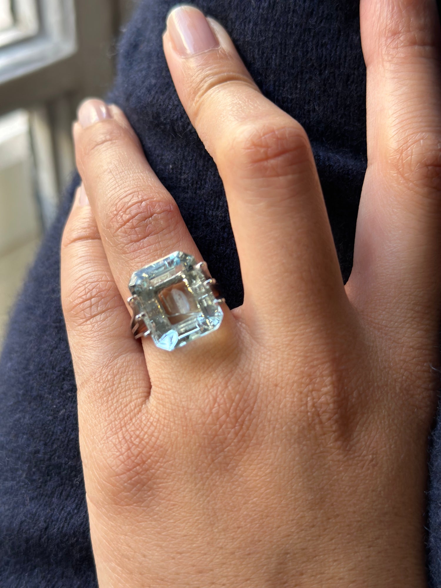 Cocktail ring in white gold and aquamarine