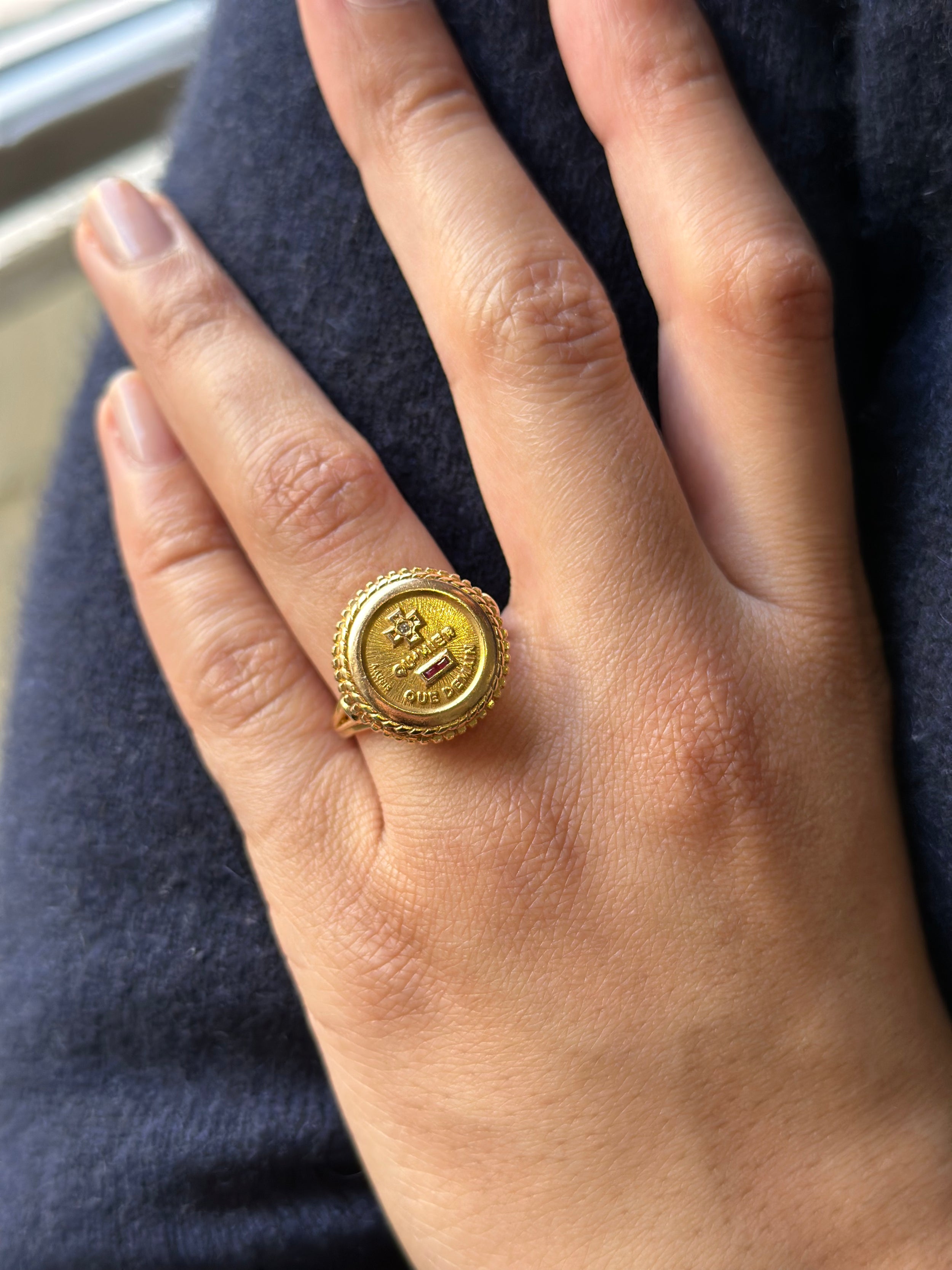 AUGIS ring in yellow gold, diamond and red stones