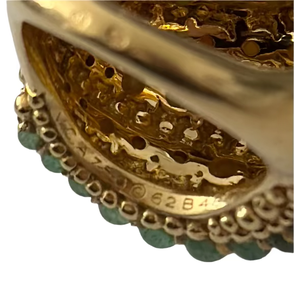VAN CLEEF & ARPELS "Twist" dome ring in yellow gold, chrysoprase and pearls