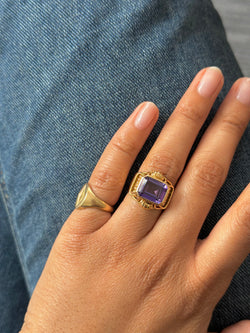 Signet ring in yellow gold and amethyst